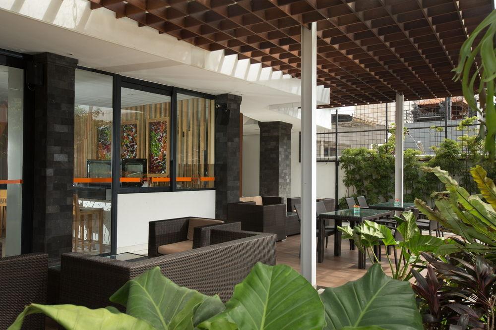 Harris Hotel Raya Kuta Lombok Exterior foto