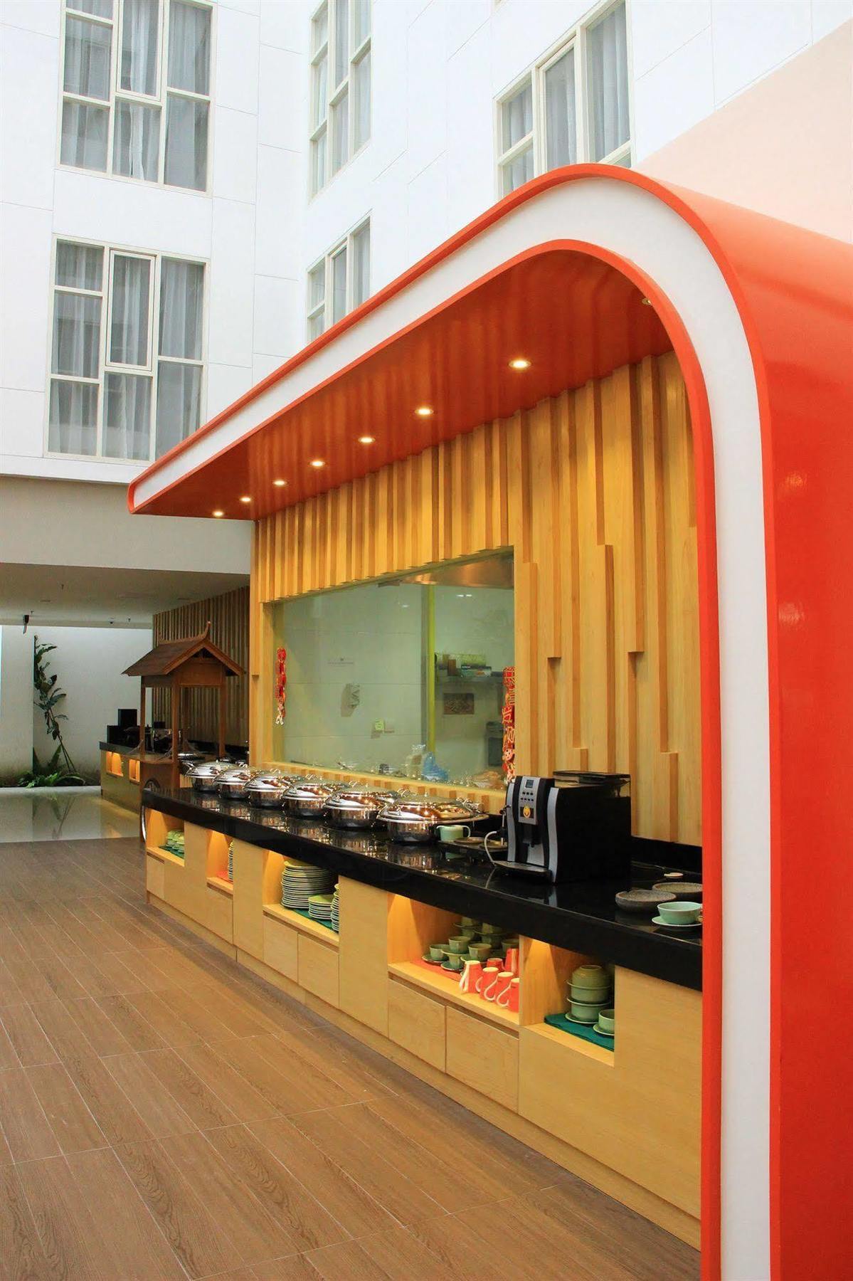 Harris Hotel Raya Kuta Lombok Exterior foto