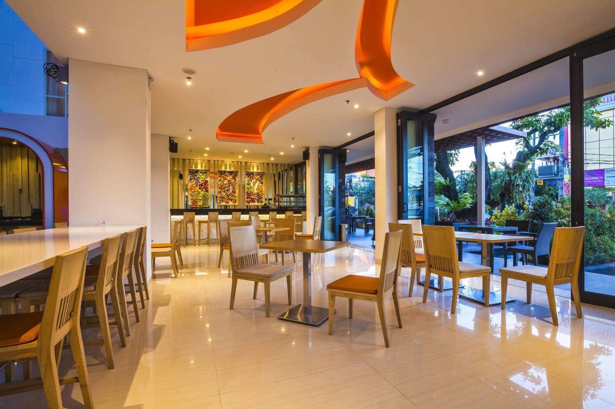 Harris Hotel Raya Kuta Lombok Exterior foto